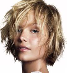 Coupe courte très effilée en piquetage et une frange déstructurée. Toutes Nos Idees Coiffure De Mariee Pour Se Marier Les Cheveux Laches Marie Claire