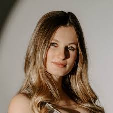 Anna Koch's Instagram, Twitter & Facebook