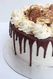 Die kinder maxi kings werden in kleine stücke geschnitten und auf der torte verteilt. Gruensteinkitchen Kinder Maxi King Torte