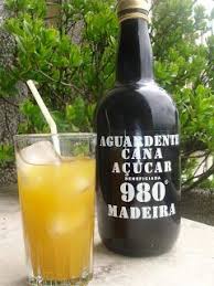 Esta E Uma Bebida Tipica Da Ilha Da Madeira Mais Precisamente De Camara De Lobos Por Ser Uma Bebida Com Um Teor Bas Bebidas Sem Alcool Vinho Madeira Receitas