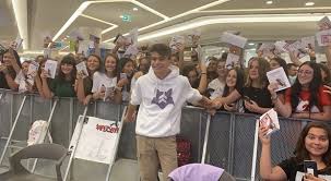 Luciano è nato a monza il 14 luglio del 2000 da mamma. Roma Luciano Spinelli La Star Di Tik Tok Incanta I Fan La Presentazione Del Libro Per Sempre