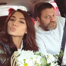 نيو ديميت مع أخوها جابلها باقة ورود بمناسبة عيد ميلادها الطائر المبكر demetozdemir canyaman مسلسلات تركية حب للايجار الازه fashion crown crown jewelry