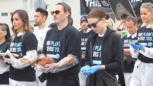 Sep 28, 2020 · actors joaquin phoenix and rooney mara have welcomed their first child, a baby boy they have given a meaningful name, according to director viktor kossakovsky. Joaquin Phoenix Rooney Mara Protestieren Mit Totem Tier Promiflash De