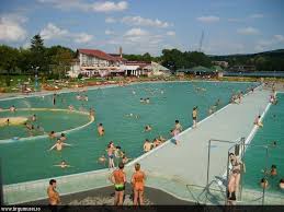 Prețurile camerelor sunt cuprinse între 50 lei și 1.100 lei. Complexul De Agrement Si Sport Muresul