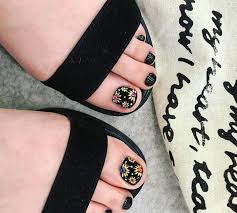 Jul 16, 2021 · cada vez es más tendencia la moda retro, vestir con prendas que se utilizaban en décadas pasadas. Decoracion De Unas Para Pies Blanco Y Negro Unas Decoradas