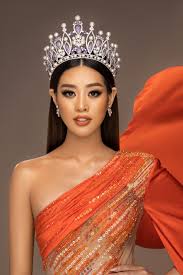 Dù dừng bước ở top 21, khánh trong video giới thiệu bản thân với các khán giả của cuộc thi vào tháng 4 vừa qua với chủ đề: Nghi Ngáº¡i Khanh Van Kho Tá»a Sang Táº¡i Miss Universe 2020