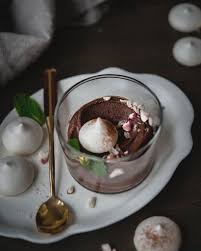 Peppermint Chocolate Mousse With Peppermint Meringue Kisses Dairy Free Vegan Egg Free Refined Sugar Free Saltnpepperhere Peppermint Meringues Chocolate Peppermint Chocolate Mousse