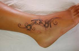 En tant que vraie invitation à la rêverie et au romantisme, la fleur se prête parfaitement à la. Idees De Tatouage Sur La Cheville