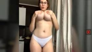 سكس ديوث عربي أخته المربربة عارية ملط ويصور طيزها وكسها - أخته المربربة عارية