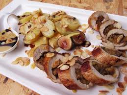 Roulade De Dinde Farcie Aux Figues Et Salade De Pommes De Terre A La Mayonnaise De Vin Rouge Recettes Recette Dinde Farcie Recette Avec Figues Salade Pomme De Terre