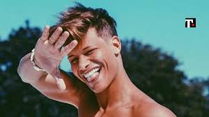 Chi è Denis Dosio, giovane influencer di origini brasiliane, beccato nudo  nel bosco - True News.