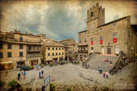 Candid traveller photos · easy price comparison Cortona Italy