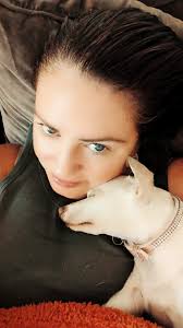 Introduction of a language teacher and singer in the Dominican Republic