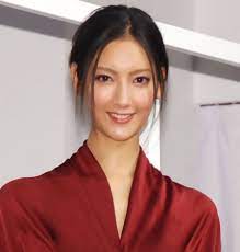 Her full name is nanao arai (荒井 菜々緒, arai nanao). èœã€…ç·' ãƒã‚«ãƒªã‚ºãƒ ã¨ ä¸¡æ€ã„ èŠ¸äººã®ä¸­ã§ ä¸€ç•ªå®‰å¿ƒã—ã¦ãŠä¼šã„å‡ºæ¥ã‚‹ Oricon News