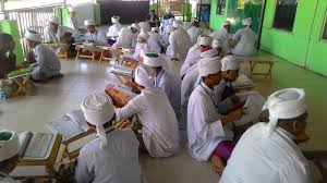 Ada pondok pesantren tahfidz yang menawarkan program khusus hafalan quran saja tanpa ada tambahan pelajaran lain. Aku Tetap Aku Tahfiz Tanpa Akademik
