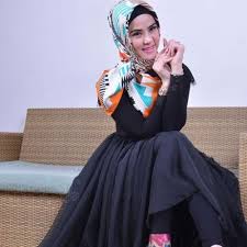 Beli jilbab segi empat motif bunga model & desain terbaru harga murah 2021 di tokopedia! Bikin Kamu Tampil Anggun Dengan 9 Rekomendasi Jilbab Motif Bunga Dan Tips Padu Padannya Ala Selebriti Dan Selebgram