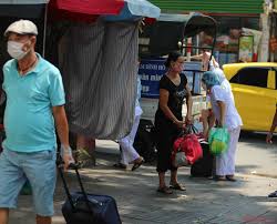 Ngoài ra nhà riêng của bác sĩ liên quan bệnh nhân 1553 đang bị chốt chặn. Ha Ná»™i Báº¯t Ä'áº§u Xet Nghiá»‡m Covid 19 Cho Nhá»¯ng NgÆ°á»i Trá»Ÿ Vá» Tá»« Ä'a Náºµng Bao Nhan Dan