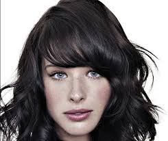 Kerastase reflection masque chromatique è una maschera multi protettrice della luminosità del colore per capelli spessi colorati sensibilizzati o con mèches, che vogliono mantenere intatti i riflessi e una fibra soffice e gestibile. Capelli Spessi Acconciature Di Lunghezza Media Trend Capelli