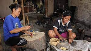 Saat di sini, mintalah sang pemandu untuk membawa anda ke toko seni dan rumah tempat wanita menganyam wadah tradisional untuk menyimpan beras. Perajin Emping Mlinjo Tak Mampu Lagi Layani Pesanan Tribunnews Com Mobile