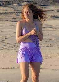 Shakira Body Shape - Chilling Suffside