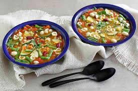 In a large glass or wooden salad serving bowl, toss together the lettuce mix, onion slices, olives, pepperoncini, tomatoes, and croutons. Olive Garden Best Minestrone Soup Recipe Copykat