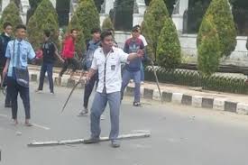 Sangat disayangkan karena sekolah smk bhipuri telah berdiri dari tahun 1988. Tawuran Di Puspitek Siswa Smk Sasmita Jaya Ditusuk Samurai Metro Jakarta
