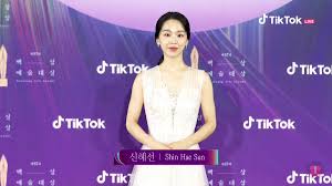 Seo ye ji and kim seon ho overcame shin hye sun and song joong ki to win tiktok popularity star award 2021. 7b94i5sr9mb08m