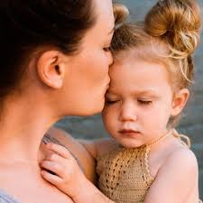 мама мама мое сердце я твои целую руки мальчик поет Pesnya Mama Bud Vsegda So Mnoyu Ryadom Slushat Onlajn Skachat