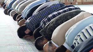  und ich habe die ginn und die menschen nur darum erschaffen, damit sie mir dienen (sollen). (quran 51:56) folglich ist für einen gläubigen der gottesdienst eine lebensweise. Streit Um Glaubensfreiheit Durfen Muslime In Der Schule Beten Rbb