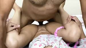 Une belle-mère veuve à la chatte étroite se fait baiser dans une vidéo de  sexe en hindi