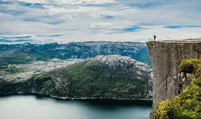 Høsten 2017 ble mission impossible 6 med tom cruise i hovedrollen spilt inn på toppen av preikestolen. Hiking Preikestolen In Norway The Pulpit Rock
