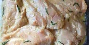 Následne mäso osolíme a pridáme k nemu aj najemno nastrúhanú cuketu a nadrobno nakrájaný medvedí cesnak. Horcicova Marinada Receptik Sk