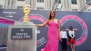 The toughest race in the world's most beautiful place. Il Trofeo Senza Fine E In Piazza Esplode La Festa Del Giro D Italia