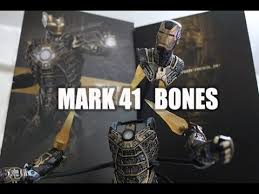 Dispone di effetti luminosi, accessori e particolari componenti magnetici. Video Review Hot Toys Iron Man Mark 41 Bones 1 6 Hd Youtube