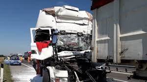 Incidente fra quattro tir sull'a21: Piacenza Scontro Tra Tre Camion Sull Autostrada A21 Un Morto E Un Ferito