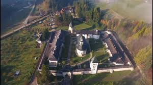 Din fortificația de la acea vreme (1481) se pătrează doar turnul tezaurului. MÄƒnÄƒstirea Putna AÈ™a Cum O Vede Cerul Imagini Din DronÄƒ Youtube
