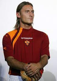 On 11 january 2015, totti scored a brace against lazio to become joint top scorer in competitive rome derbies, tying with dino da costa on 11 goals. Siapa Sih Yang Gak Kenal Francesco Totti Dia Adalah Legenda Hidup As Roma Dan Berjulukan Pangeran Roma Smartsport Calcio Foto Di Calcio Giocatori Di Calcio