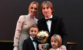 Žestoka svađa u reprezentaciji hrvatske: Luka Modric Celebra Su Balon De Oro En Familia