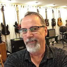 What online courses are recommended for learning bass guitar?