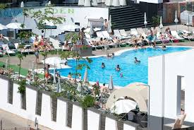 Chesti e ca e pentru clienti, deci trebuie sa mananci si sa gradina floreasca, iarasi decent. Cele Mai Bune Piscine In Bucuresti