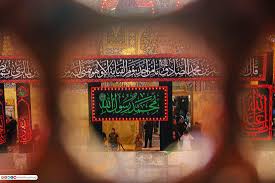 الحسين بن علي بن أبي طالب بن عبد المطلب بن هاشم بن عبد مناف بن قُصَي بن كلاب بن مرة بن كعب بن لؤي ، بن غالب بن فهر بن مالك بن النضر بن كنانة بن خزيمة بن مدركة بن إلياس بن مضر بن نزار بن معد بن عدنان. Ø¨Ø§Ù„ØµÙˆØ± Ø­Ø¯Ø§Ø¯ Ø¹Ù„Ù‰ Ø³ÙŠØ¯ Ø§Ù„ÙƒÙˆÙ† ÙÙŠ Ø­Ø±Ù… Ø³Ø¨Ø·Ù‡ Ø§Ù„Ø§Ù…Ø§Ù… Ø§Ù„Ø­Ø³ÙŠÙ† Ø¹Ù„ÙŠÙ‡ Ø§Ù„Ø³Ù„Ø§Ù… Ø´ÙŠØ¹Ø© ÙˆÙŠÙØ² Shiawaves Arabic