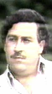 📌 El 2 de diciembre de 1993 fue un día que marcó la historia de Colombia.  El bloque de búsqueda de la policía y el Ejército de ese país dio muerte al  mayor narcotraficante de la historia y líder del ...