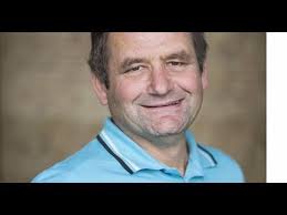 Le 28 février 2013, karine le marchand, alors animatrice de l'amour est dans le pré sur m6, reçoit la croix de chevalier dans l'ordre du mérite agricole des mains de stéphane le foll, ministre de l'agriculture 27, 28 pour sa contribution « à remettre les agriculteurs au cœur de la société 29 ». Eric L Auvergnat L Amour Est Dans Le Pre Coquin Avec Ses Pretendantes Youtube