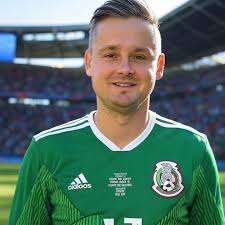 Tom hermano, ya eres Mexicano 🇲🇽 🙌🏻 Tenemos la primicia de las imágenes  de #TomChaplin modelando el jersey de #Mexico que tuvimos oportunidad de  regalarle durante su última visita a nuestro país