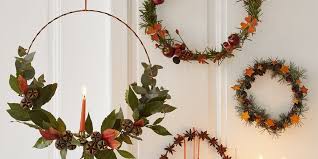 La première étape consiste à réaliser un cercle avec le fil de fer. Fabriquer Une Guirlande De Noel Odorante Avec Des Ecorces D Agrumes Et Des Baies Marie Claire