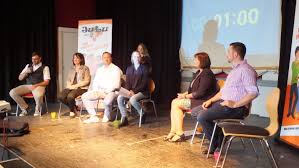 Die teilnehmer setzen sich im halbkreis, ein stuhl steht dem halbkreis gegenüber. Der Heisse Stuhl Kandidatenforum Im Zebef Ludwigslust Die Linke Ludwigslust Parchim