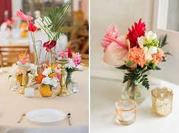 Un Mariage Sur L 39 Ile De La Reunion Organise Par Zot Mariage A La Villa Laurina Une Sple Table Mariage Exotique Deco Mariage Corail Deco Mariage Tropical