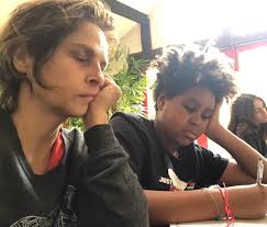 Em quarentena, Drica Moraes faz o dever com o filho e desabafa