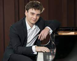 Le pianiste vit à bruxelles depuis l'été dernier, il est en dernière année à la chapelle. Bluthner Classics Mit Jonathan Fournel Fr Mediencampus Villa Ida