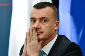 «il movimento è per la il movimento da sempre predica equità sociale e salari non eccessivi, il suo stipendio però è in. Quanto Guadagna Rocco Casalino Stipendio D Oro Per Il Portavoce Di Conte